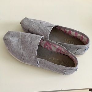 Women’s gently used Toms
